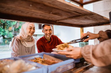 Çiftler küçük bir lokantada yemek yiyorlar.