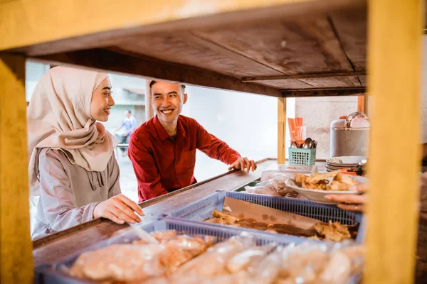 Müslüman çift geleneksel yemek standında oturmuş, iftar zamanını bekliyorlar. — Stok fotoğraf