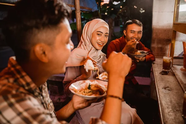 Muçulmano melhor amigo quebrar jejum juntos durante o ramadã — Fotografia de Stock