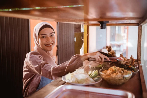 Wanita dengan hijab bekerja di toko makanan dagangnya — Stok Foto