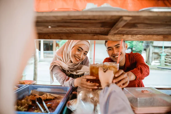 Casal jantando juntos na pequena barraca de comida de rua — Fotografia de Stock