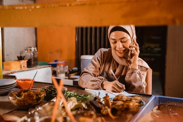 Krásný muslim prodejce převzetí objednávky od zákazníka — Stock fotografie