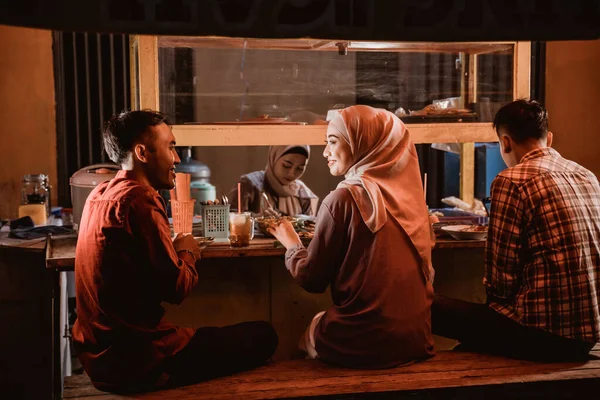 Musulmán mejor amigo romper el ayuno juntos durante el ramadán — Foto de Stock