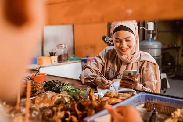 Žena malý podnikatel pomocí mobilního telefonu a psát — Stock fotografie