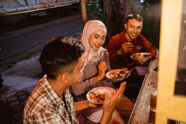 Muslim sahabat istirahat berpuasa bersama-sama selama bulan Ramadan — Stok Foto