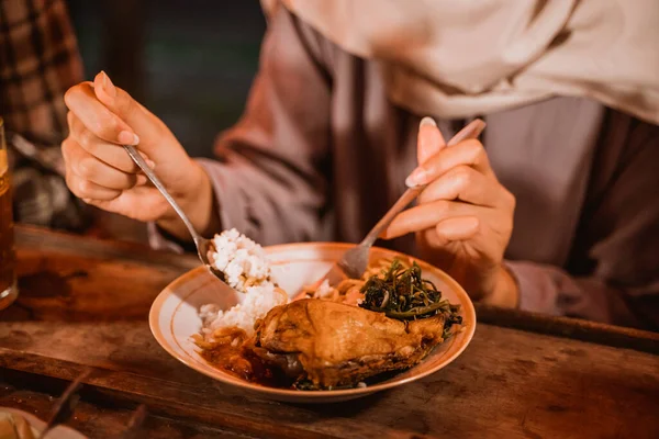 Indonesisches traditionelles Essen im Imbissstand — Stockfoto