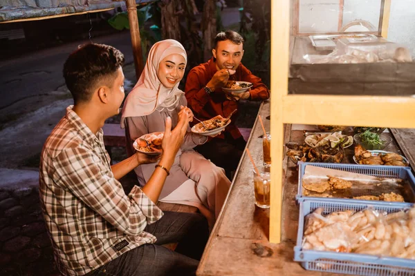 Muslim sahabat istirahat berpuasa bersama-sama selama bulan Ramadan — Stok Foto