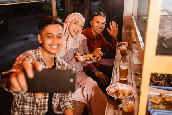 Teman muslim mengambil selfie saat makan malam — Stok Foto