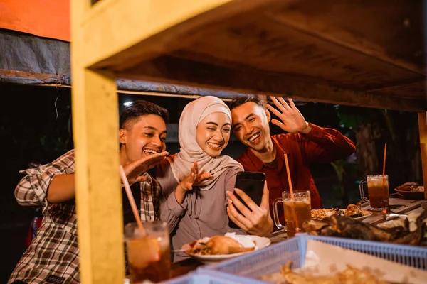 Muslim teman memiliki makan malam iftar dan membuat panggilan video — Stok Foto