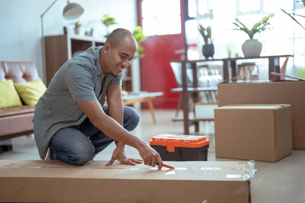 Manliga montering möbler som han köpte på nätet — Stockfoto