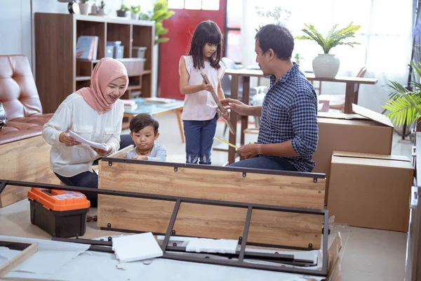 Müslüman aile yeni evlerinde yeni mobilyalar alıp monte ediyor. — Stok fotoğraf