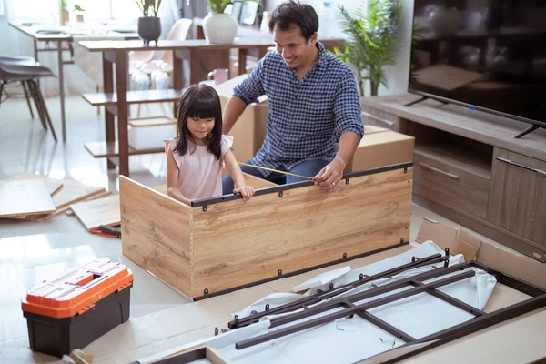 Asijský otec a dcera montáž nového nábytku u nich doma — Stock fotografie