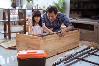 fahter ve kızı Kendi kendine toplanma mobilyalarını birleştiriyor