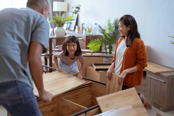 Asyalı bir aile yeni evlerinde yeni mobilyalar alıp monte ediyor.. — Stok fotoğraf