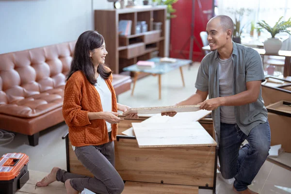 Casal movendo-se em conjunto montando mesa de móveis — Fotografia de Stock