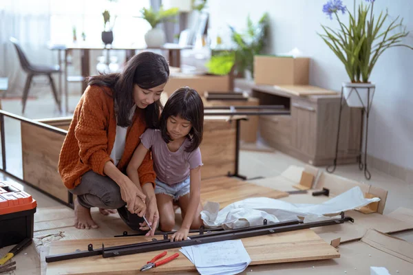 新家的母女组装家具 — 图库照片