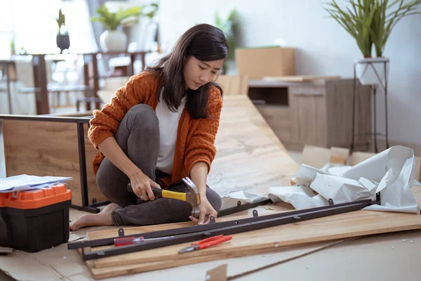 Mladá asijská žena montážní nábytek na vlastní pěst — Stock fotografie