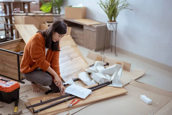 Mladá asijská žena montážní nábytek na vlastní pěst — Stock fotografie
