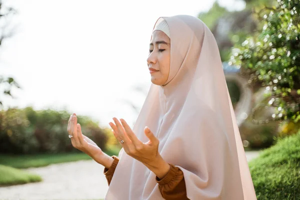 美しいイスラム教徒のアジア人女性はスカーフ屋外を着て — ストック写真