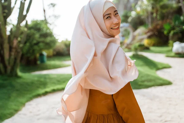 Atractivo musulmán asiático mujer usando bufanda al aire libre — Foto de Stock