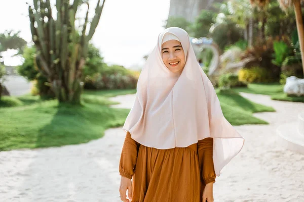 Atractivo musulmán asiático mujer usando bufanda al aire libre — Foto de Stock
