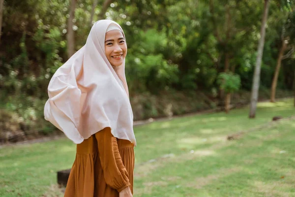 Aantrekkelijke moslim aziatische vrouw dragen sjaal outdoor — Stockfoto