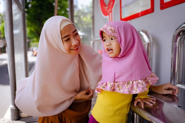 Niña con hijab esperando en la estación de metro juntos —  Fotos de Stock
