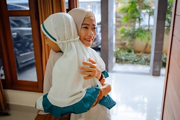 Bedårande ung mor och dotter förbereder sig för skolan — Stockfoto