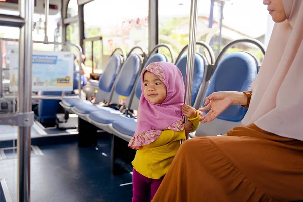 Menina muçulmana com hijab equitação ônibus junto com sua mãe — Fotografia de Stock