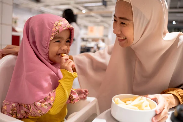 Muslim ibu dan anak makan malam bersama — Stok Foto