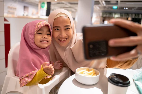 Muslim ibu dan anak mengambil foto selfie bersama-sama — Stok Foto