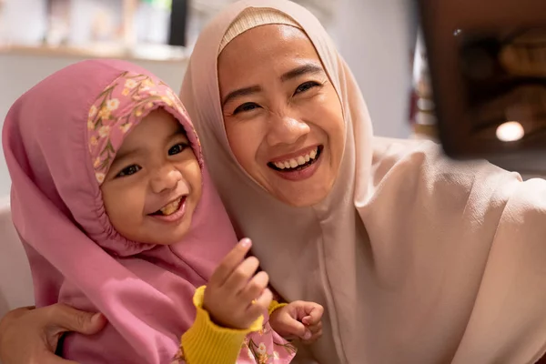 Muslim ibu dan anak mengambil foto selfie bersama-sama — Stok Foto
