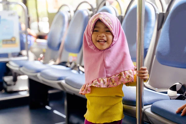 Musulmano bambina con hijab equitazione autobus — Foto Stock