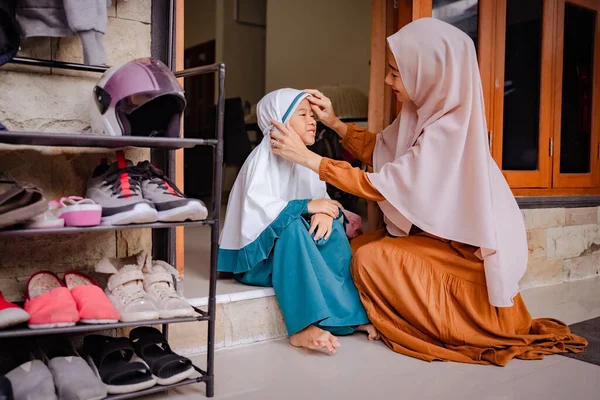 Menggemaskan ibu dan anak perempuan mempersiapkan diri untuk sekolah — Stok Foto