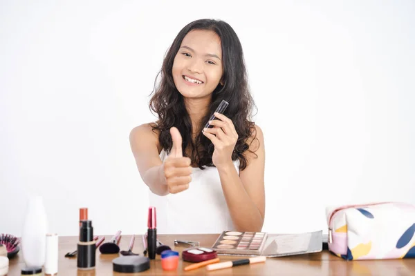 Aziatische jonge vrouw met make-up tonen duim omhoog gebaar — Stockfoto