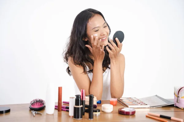 Mulher aplicando maquiagem em pó e blush em suas bochechas — Fotografia de Stock