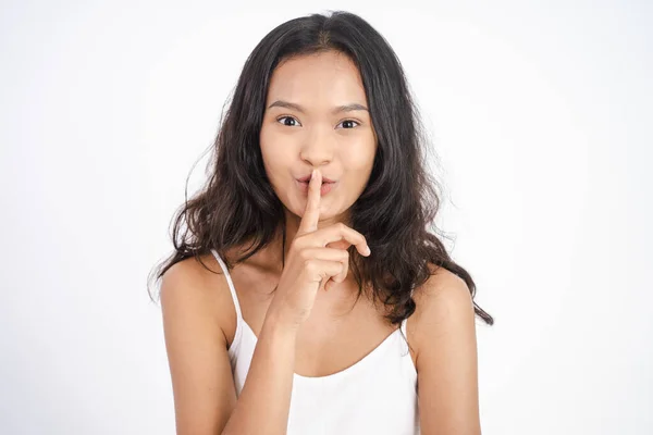 Närbild kvinna sätta fingret på munnen Be vara ganska — Stockfoto