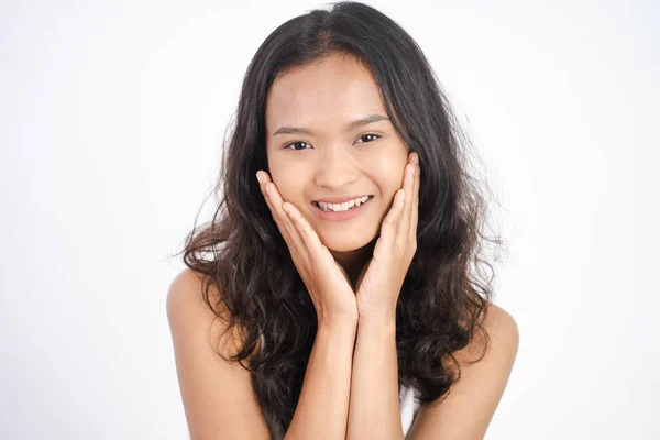 Asiatisk kvinne med ren, frisk hud på hvit bakgrunn – stockfoto