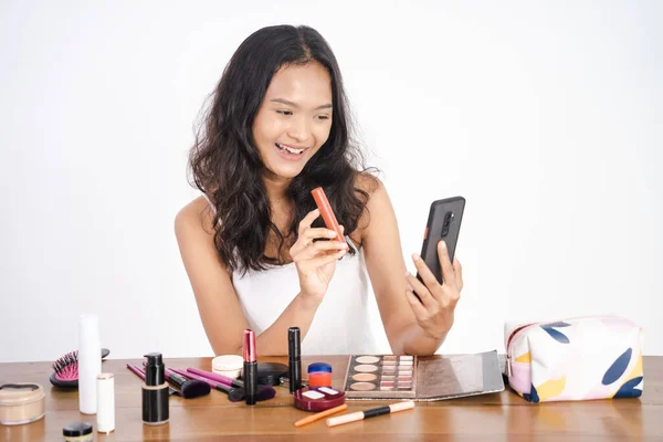 Vrouw tonen haar product om te bellen tijdens het opnemen voor sociale media — Stockfoto