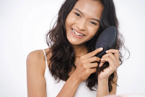 Feliz atraente asiático mulher escova seu cabelo — Fotografia de Stock