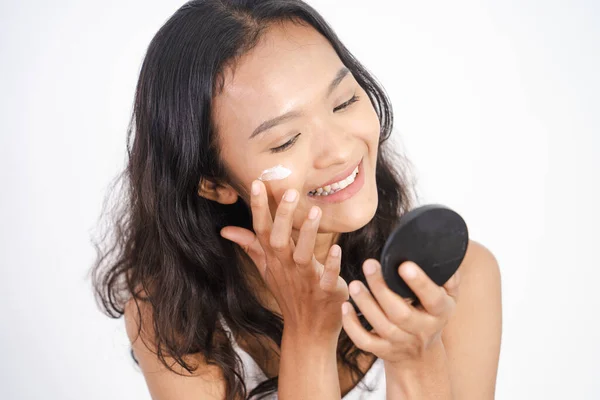 Mujer aplicando maquillaje en polvo y rubor en sus mejillas —  Fotos de Stock