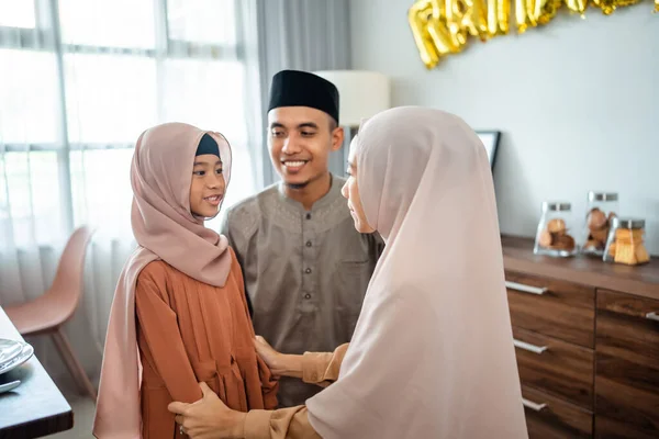 Muszlim szülők beszélgetnek a kislányukkal — Stock Fotó