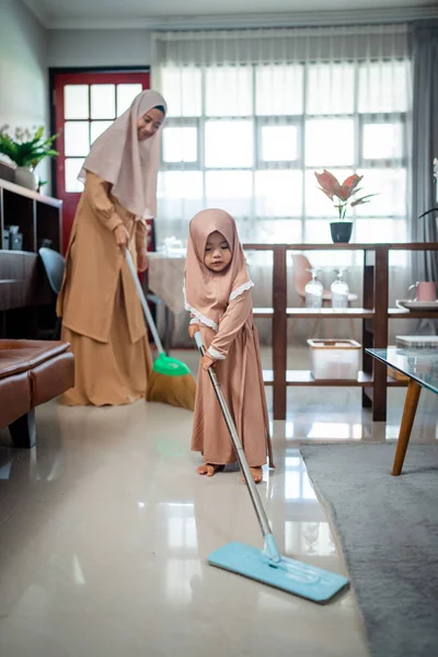행복 한 가족 이 방을 함께 청소 한다 — 스톡 사진