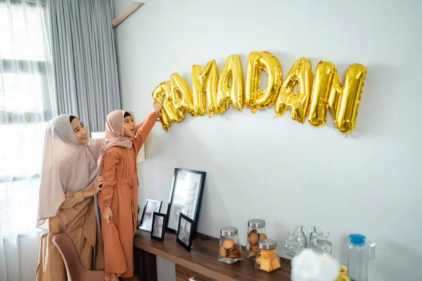 Anne ve kızı müslüman evi ramazanla dekore ediyor — Stok fotoğraf