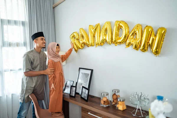父亲和女儿穆斯林用ramadan装饰房屋 — 图库照片