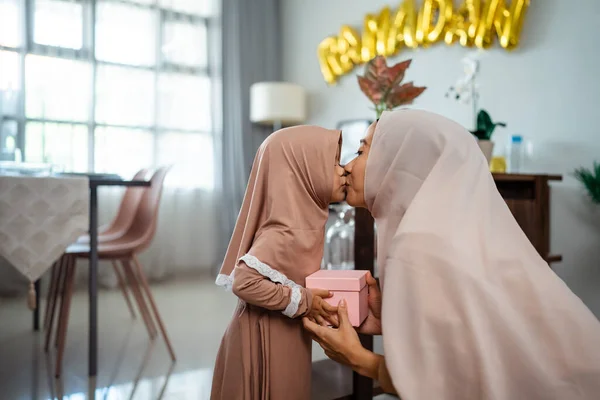 Anak muslim mengucapkan selamat kepada ibu dan memberikan kotak hadiahnya — Stok Foto