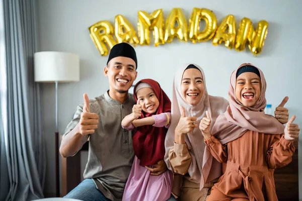 Belo retrato da família muçulmana juntos sorrindo para a câmera — Fotografia de Stock