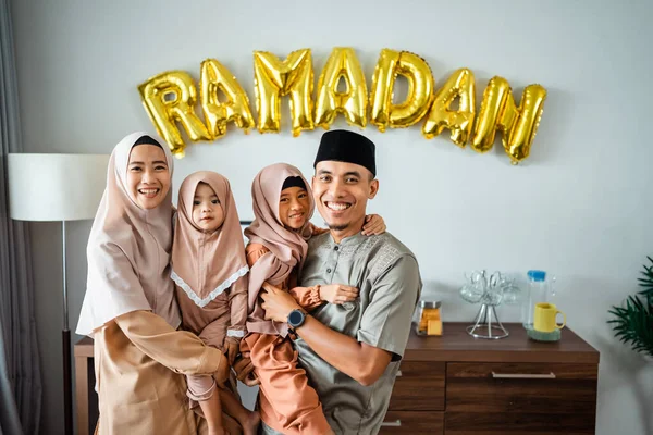 Belo retrato da família muçulmana juntos sorrindo para a câmera — Fotografia de Stock