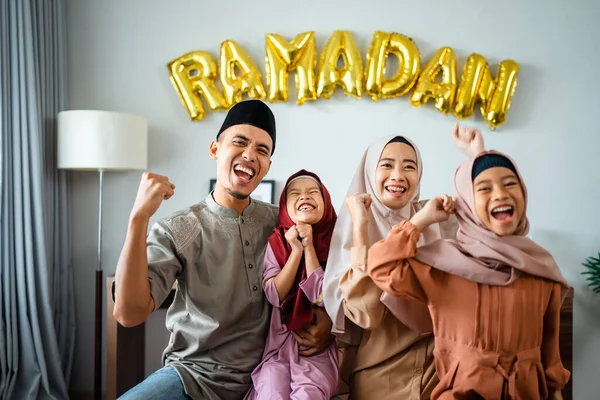 Potret keluarga muslim yang bersemangat bersama-sama mengangkat lengan — Stok Foto