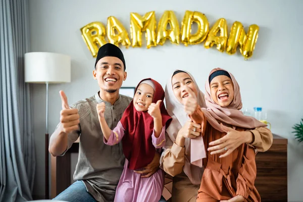 Potret indah keluarga muslim bersama-sama tersenyum ke kamera — Stok Foto